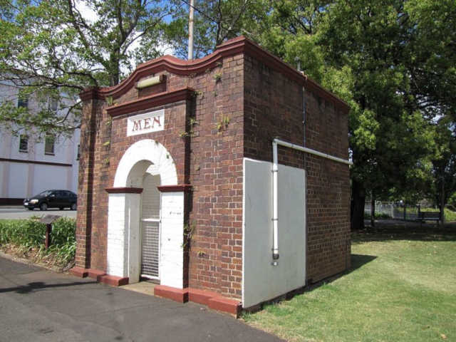 toowoomba mens toilet